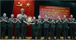 Tổng Bí thư, Chủ tịch nước Nguyễn Phú Trọng trao Huy hiệu 70 năm tuổi Đảng tặng nguyên Tổng Bí thư Lê Khả Phiêu